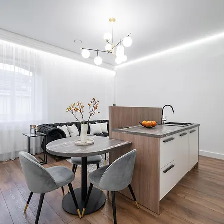 Апартаменты Modern In The Heart Of Old Town With Free Parking By Urban Rent *
