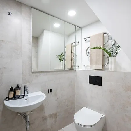 Modern In The Heart Of Old Town With Free Parking By Urban Rent