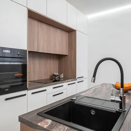 Апартаменты Modern In The Heart Of Old Town With Free Parking By Urban Rent *